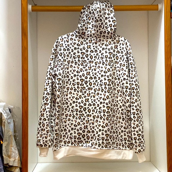 WHITE CHEETAH PRINT PULLOVER HOODIE~NWOT~MD-FRONT POCKET - Picture 3 of 6
